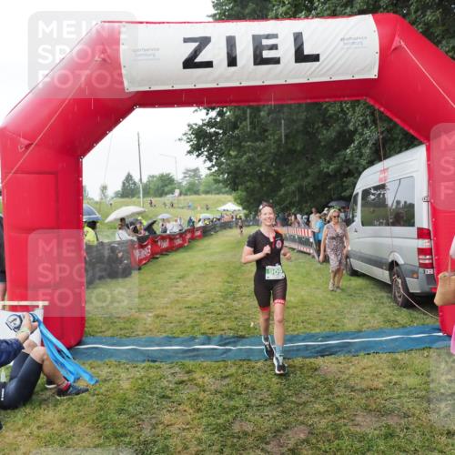21.06.2025 - 27. Vierlanden-Triathlon MichiJ http://msf.ph/oto/8043094 15.06.2026 13:39:35 Ziel 909 meine-sportfotos.de
