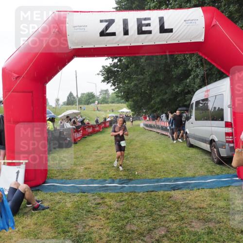 21.06.2025 - 27. Vierlanden-Triathlon MichiJ http://msf.ph/oto/8043096 15.06.2026 13:39:44 Ziel 780, 834 meine-sportfotos.de