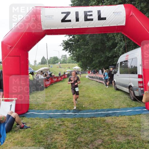 21.06.2025 - 27. Vierlanden-Triathlon MichiJ http://msf.ph/oto/8043100 15.06.2026 13:39:45 Ziel 780, 834 meine-sportfotos.de