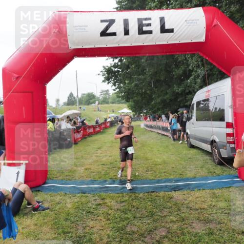 21.06.2025 - 27. Vierlanden-Triathlon MichiJ http://msf.ph/oto/8043107 15.06.2026 13:39:45 Ziel 780, 834 meine-sportfotos.de