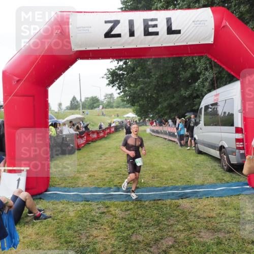 21.06.2025 - 27. Vierlanden-Triathlon MichiJ http://msf.ph/oto/8043109 15.06.2026 13:39:45 Ziel 780, 834 meine-sportfotos.de