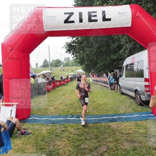 21.06.2025 - 27. Vierlanden-Triathlon MichiJ http://msf.ph/oto/8043112 15.06.2026 13:39:45 Ziel 780, 834 meine-sportfotos.de