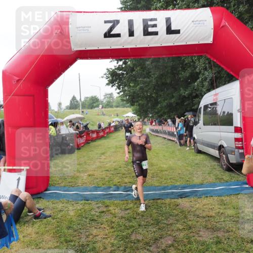 21.06.2025 - 27. Vierlanden-Triathlon MichiJ http://msf.ph/oto/8043114 15.06.2026 13:39:45 Ziel 780, 834 meine-sportfotos.de
