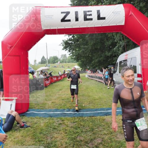21.06.2025 - 27. Vierlanden-Triathlon MichiJ http://msf.ph/oto/8043126 15.06.2026 13:39:47 Ziel 780, 834 meine-sportfotos.de