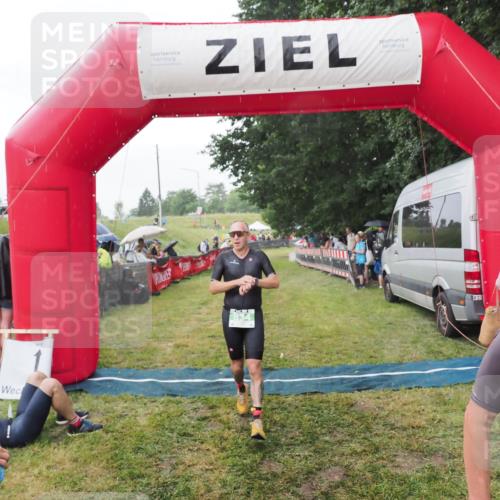 21.06.2025 - 27. Vierlanden-Triathlon MichiJ http://msf.ph/oto/8043139 15.06.2026 13:39:48 Ziel 780, 834 meine-sportfotos.de