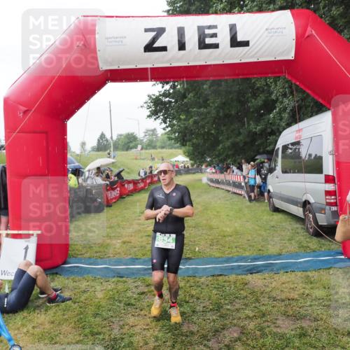 21.06.2025 - 27. Vierlanden-Triathlon MichiJ http://msf.ph/oto/8043143 15.06.2026 13:39:48 Ziel 780, 834 meine-sportfotos.de
