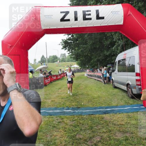 21.06.2025 - 27. Vierlanden-Triathlon MichiJ http://msf.ph/oto/8043147 15.06.2026 13:39:52 Ziel 780, 834, 929 meine-sportfotos.de