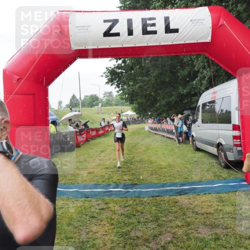 21.06.2025 - 27. Vierlanden-Triathlon MichiJ http://msf.ph/oto/8043149 15.06.2026 13:39:52 Ziel 780, 834, 929 meine-sportfotos.de