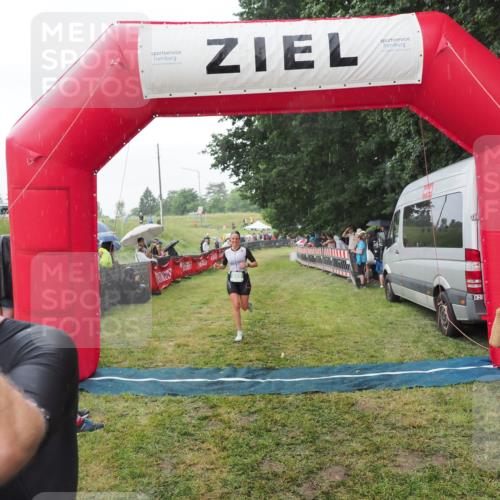 21.06.2025 - 27. Vierlanden-Triathlon MichiJ http://msf.ph/oto/8043151 15.06.2026 13:39:52 Ziel 780, 834, 929 meine-sportfotos.de