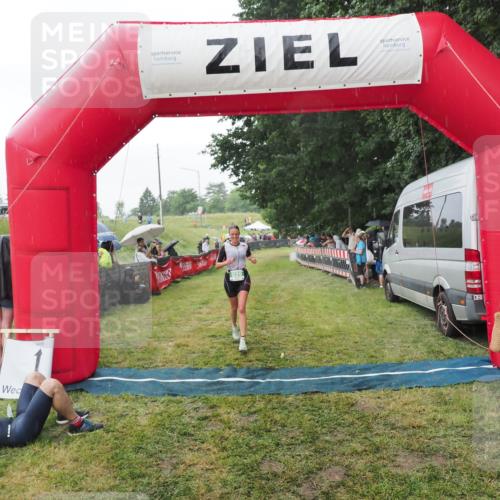21.06.2025 - 27. Vierlanden-Triathlon MichiJ http://msf.ph/oto/8043155 15.06.2026 13:39:53 Ziel 834, 929 meine-sportfotos.de