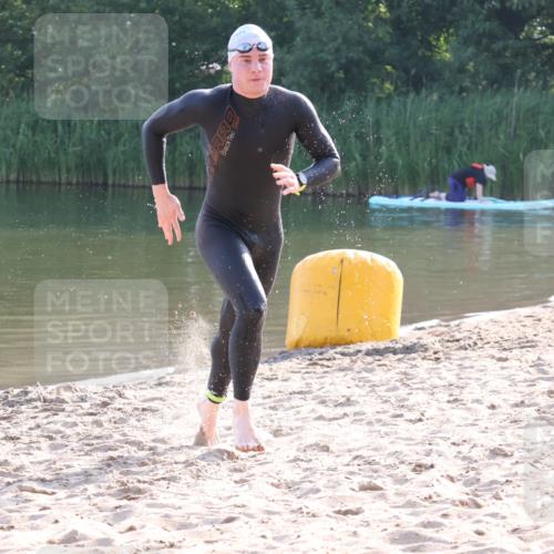 15.06.2025 - 27. Vierlanden-Triathlon Lena Gebhardt http://msf.ph/oto/8043182 15.06.2025 08:28:29 Schwimmen 10 meine-sportfotos.de