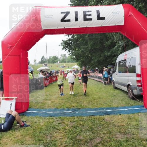 21.06.2025 - 27. Vierlanden-Triathlon MichiJ http://msf.ph/oto/8043183 15.06.2026 13:40:12 Ziel 879, 950 meine-sportfotos.de