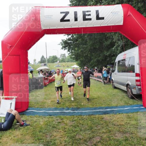21.06.2025 - 27. Vierlanden-Triathlon MichiJ http://msf.ph/oto/8043191 15.06.2026 13:40:12 Ziel 879, 950 meine-sportfotos.de