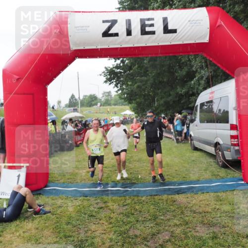 21.06.2025 - 27. Vierlanden-Triathlon MichiJ http://msf.ph/oto/8043200 15.06.2026 13:40:13 Ziel 879, 950 meine-sportfotos.de