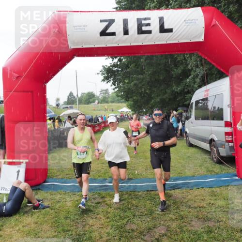 21.06.2025 - 27. Vierlanden-Triathlon MichiJ http://msf.ph/oto/8043210 15.06.2026 13:40:14 Ziel 879, 950 meine-sportfotos.de