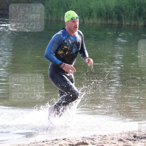 15.06.2025 - 27. Vierlanden-Triathlon Lena Gebhardt http://msf.ph/oto/8043214 15.06.2025 08:29:17 Schwimmen 4, 51 meine-sportfotos.de
