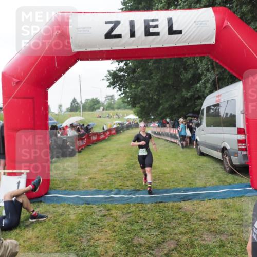 21.06.2025 - 27. Vierlanden-Triathlon MichiJ http://msf.ph/oto/8043238 15.06.2026 13:40:35 Ziel 904, 1089 meine-sportfotos.de