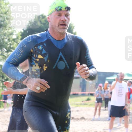 15.06.2025 - 27. Vierlanden-Triathlon Lena Gebhardt http://msf.ph/oto/8043243 15.06.2025 08:29:22 Schwimmen 4, 51 meine-sportfotos.de