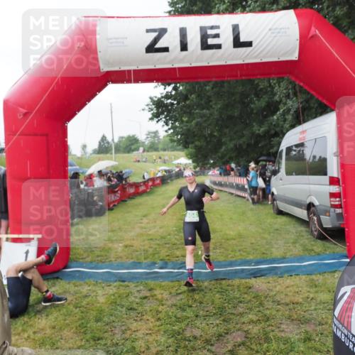 21.06.2025 - 27. Vierlanden-Triathlon MichiJ http://msf.ph/oto/8043244 15.06.2026 13:40:35 Ziel 904, 1089 meine-sportfotos.de