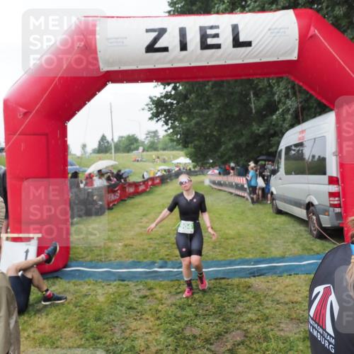 21.06.2025 - 27. Vierlanden-Triathlon MichiJ http://msf.ph/oto/8043249 15.06.2026 13:40:35 Ziel 904, 1089 meine-sportfotos.de