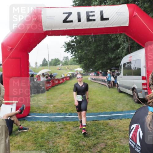 21.06.2025 - 27. Vierlanden-Triathlon MichiJ http://msf.ph/oto/8043250 15.06.2026 13:40:35 Ziel 904, 1089 meine-sportfotos.de