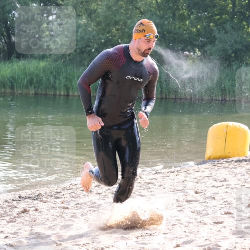 15.06.2025 - 27. Vierlanden-Triathlon Lena Gebhardt http://msf.ph/oto/8043252 15.06.2025 08:29:26 Schwimmen 4, 51 meine-sportfotos.de