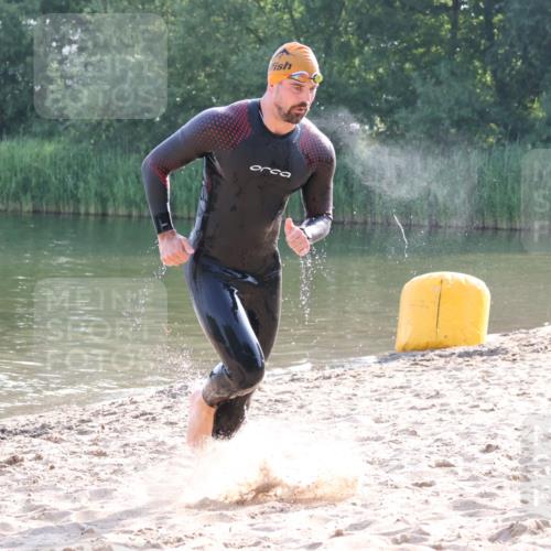 15.06.2025 - 27. Vierlanden-Triathlon Lena Gebhardt http://msf.ph/oto/8043254 15.06.2025 08:29:26 Schwimmen 4, 51 meine-sportfotos.de