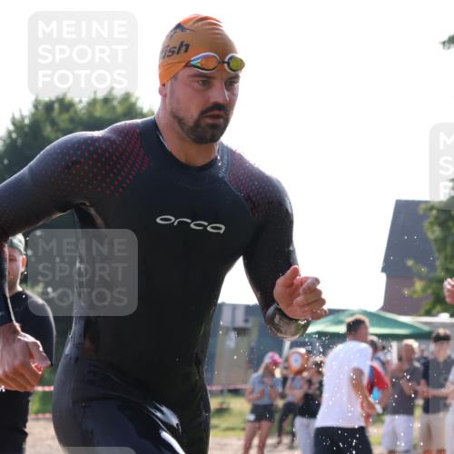 15.06.2025 - 27. Vierlanden-Triathlon Lena Gebhardt http://msf.ph/oto/8043259 15.06.2025 08:29:27 Schwimmen 4, 51 meine-sportfotos.de