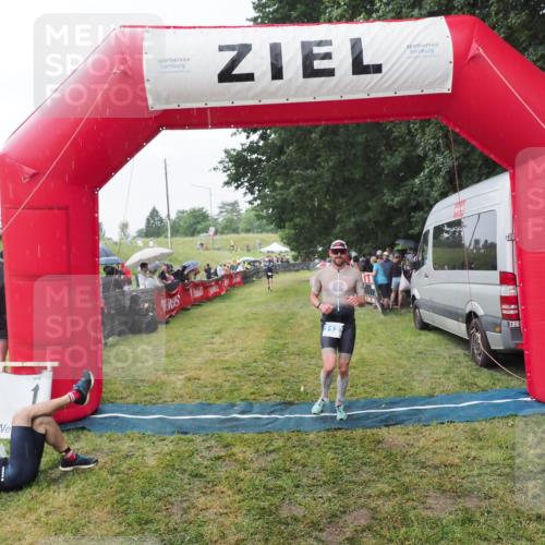 21.06.2025 - 27. Vierlanden-Triathlon MichiJ http://msf.ph/oto/8043262 15.06.2026 13:40:55 Ziel 1125 meine-sportfotos.de