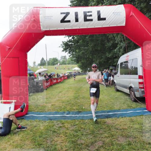 21.06.2025 - 27. Vierlanden-Triathlon MichiJ http://msf.ph/oto/8043264 15.06.2026 13:40:55 Ziel 1125 meine-sportfotos.de