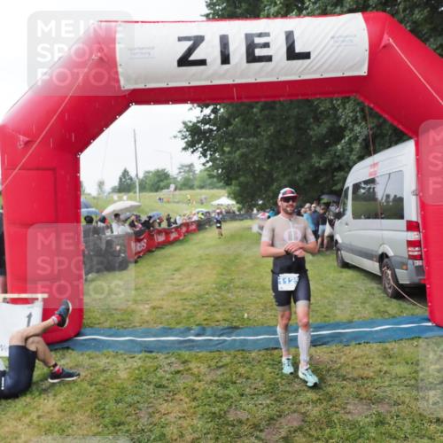 21.06.2025 - 27. Vierlanden-Triathlon MichiJ http://msf.ph/oto/8043271 15.06.2026 13:40:56 Ziel 1125 meine-sportfotos.de