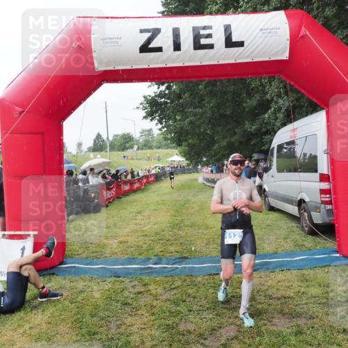 21.06.2025 - 27. Vierlanden-Triathlon MichiJ http://msf.ph/oto/8043275 15.06.2026 13:40:56 Ziel 1125 meine-sportfotos.de