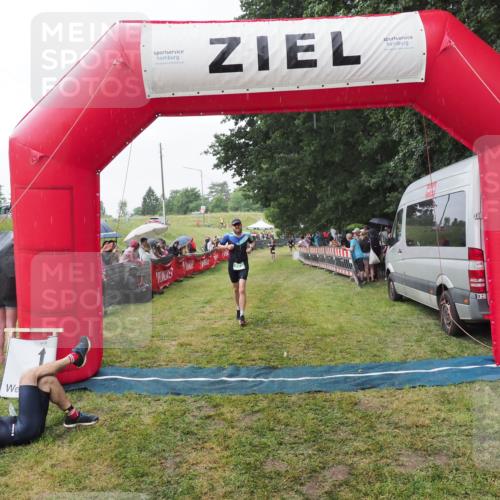 21.06.2025 - 27. Vierlanden-Triathlon MichiJ http://msf.ph/oto/8043277 15.06.2026 13:41:03 Ziel 763 meine-sportfotos.de