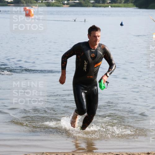 15.06.2025 - 27. Vierlanden-Triathlon Lena Gebhardt http://msf.ph/oto/8043278 15.06.2025 08:30:20 Schwimmen 17, 37 meine-sportfotos.de