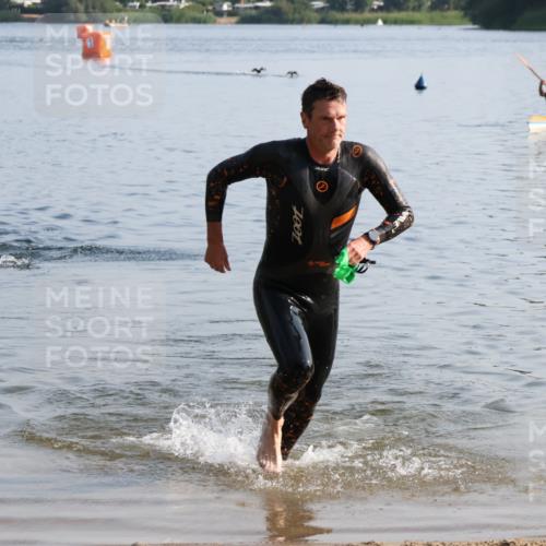 15.06.2025 - 27. Vierlanden-Triathlon Lena Gebhardt http://msf.ph/oto/8043280 15.06.2025 08:30:20 Schwimmen 17, 37 meine-sportfotos.de