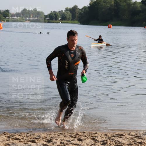 15.06.2025 - 27. Vierlanden-Triathlon Lena Gebhardt http://msf.ph/oto/8043282 15.06.2025 08:30:20 Schwimmen 17, 37 meine-sportfotos.de