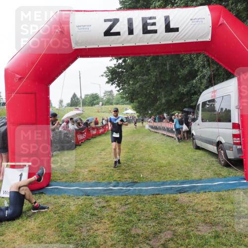 21.06.2025 - 27. Vierlanden-Triathlon MichiJ http://msf.ph/oto/8043283 15.06.2026 13:41:03 Ziel 763 meine-sportfotos.de