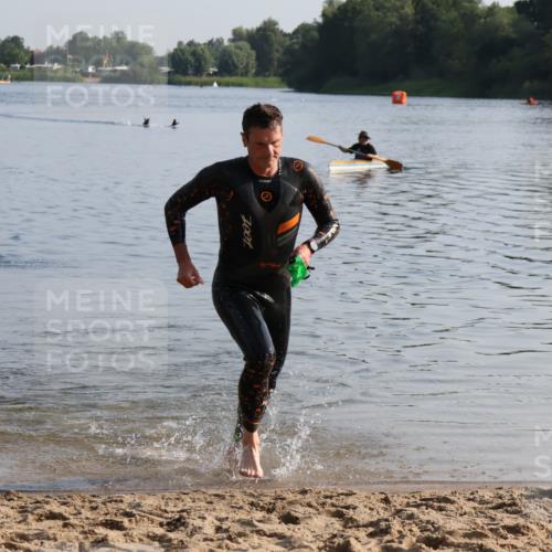 15.06.2025 - 27. Vierlanden-Triathlon Lena Gebhardt http://msf.ph/oto/8043284 15.06.2025 08:30:21 Schwimmen 17, 37 meine-sportfotos.de