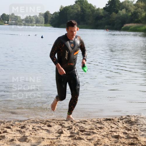 15.06.2025 - 27. Vierlanden-Triathlon Lena Gebhardt http://msf.ph/oto/8043287 15.06.2025 08:30:21 Schwimmen 17, 37 meine-sportfotos.de