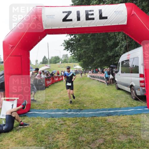 21.06.2025 - 27. Vierlanden-Triathlon MichiJ http://msf.ph/oto/8043288 15.06.2026 13:41:03 Ziel 763 meine-sportfotos.de