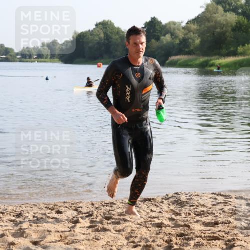 15.06.2025 - 27. Vierlanden-Triathlon Lena Gebhardt http://msf.ph/oto/8043292 15.06.2025 08:30:22 Schwimmen 17, 37 meine-sportfotos.de