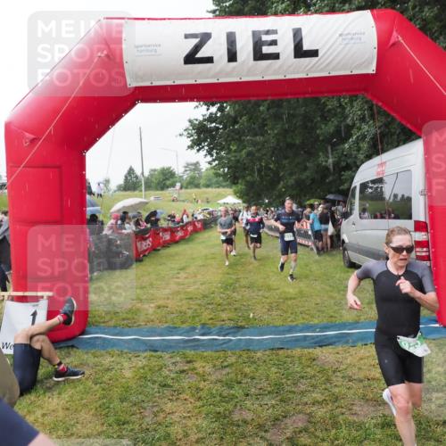 21.06.2025 - 27. Vierlanden-Triathlon MichiJ http://msf.ph/oto/8043294 15.06.2026 13:41:12 Ziel 167, 637, 925, 961 meine-sportfotos.de