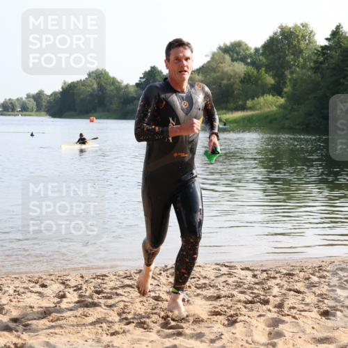 15.06.2025 - 27. Vierlanden-Triathlon Lena Gebhardt http://msf.ph/oto/8043295 15.06.2025 08:30:22 Schwimmen 17, 37 meine-sportfotos.de