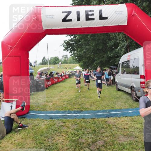 21.06.2025 - 27. Vierlanden-Triathlon MichiJ http://msf.ph/oto/8043300 15.06.2026 13:41:13 Ziel 167, 637, 925, 961 meine-sportfotos.de