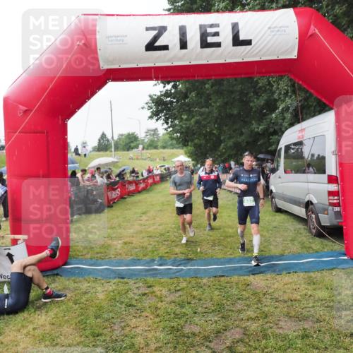 21.06.2025 - 27. Vierlanden-Triathlon MichiJ http://msf.ph/oto/8043320 15.06.2026 13:41:14 Ziel 167, 637, 925, 961 meine-sportfotos.de