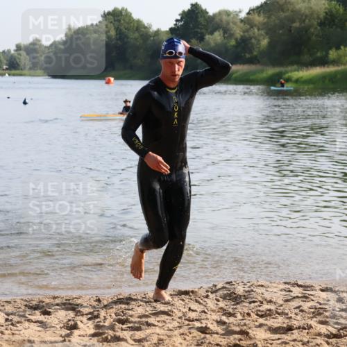 15.06.2025 - 27. Vierlanden-Triathlon Lena Gebhardt http://msf.ph/oto/8043323 15.06.2025 08:30:30 Schwimmen 17, 37 meine-sportfotos.de