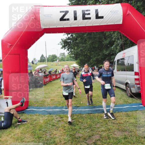 21.06.2025 - 27. Vierlanden-Triathlon MichiJ http://msf.ph/oto/8043335 15.06.2026 13:41:15 Ziel 167, 637, 925, 961 meine-sportfotos.de