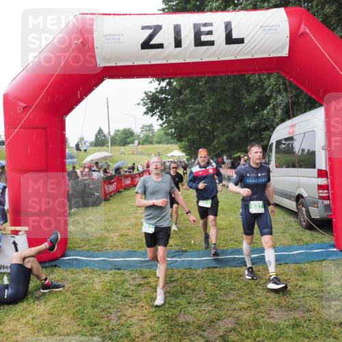 21.06.2025 - 27. Vierlanden-Triathlon MichiJ http://msf.ph/oto/8043337 15.06.2026 13:41:15 Ziel 167, 637, 925, 961 meine-sportfotos.de
