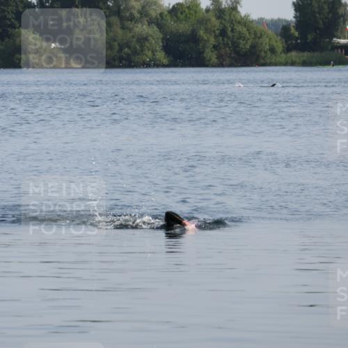 15.06.2025 - 27. Vierlanden-Triathlon Lena Gebhardt http://msf.ph/oto/8043342 15.06.2025 08:31:36 Schwimmen 63 meine-sportfotos.de