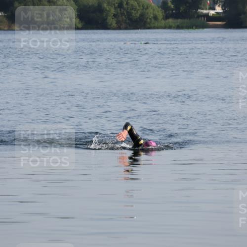 15.06.2025 - 27. Vierlanden-Triathlon Lena Gebhardt http://msf.ph/oto/8043344 15.06.2025 08:31:38 Schwimmen 63 meine-sportfotos.de